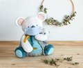 Plyšová koala s mláďatkom Yoca le Koala Pyjama Bag Doudou et Compagnie na odloženie pyžama modrá 40 cm od 0 mes