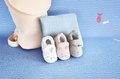 Prvé papučky pre bábätko Baby Socks White Doudou et Compagnie v darčekovom balení biele od 0-6 mes