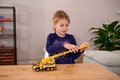 Autíčko stavebné so žeriavom Volvo Truck Crane Majorette kovové so zvukom a svetlom dĺžka 22 cm