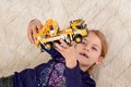 Autíčko stavebné so žeriavom Volvo Truck Crane Majorette kovové so zvukom a svetlom dĺžka 22 cm