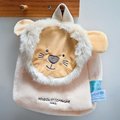 Plyšový batoh Lion Backpack Unicef Collection Doudou et Compagnie béžový od 18 mes