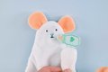 Plyšová myška na maznanie a bábkové divadlo Mouse Finger Puppet Doudou et Compagnie biela 30 cm od 0 mes