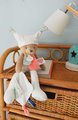 Plyšový medvedík s handričkou Plush Bear White Doudou et Compagnie s QR kódom na rozprávky biely 35 cm od 0 mes