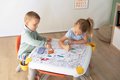 Kreatívny stôl pre deti na kreslenie Kid Creative Table Smoby s 3 odkladacími priestormi 11 doplnkov s fixkami a obrázkami 70*70*47 cm od 24 mes