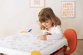 Kreatívny stôl pre deti na kreslenie Kid Creative Table Smoby s 3 odkladacími priestormi 11 doplnkov s fixkami a obrázkami 70*70*47 cm od 24 mes