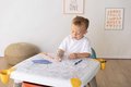 Kreatívny stôl pre deti na kreslenie Kid Creative Table Smoby s 3 odkladacími priestormi 11 doplnkov s fixkami a obrázkami 70*70*47 cm od 24 mes