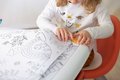 Kreatívny stôl pre deti na kreslenie Kid Creative Table Smoby s 3 odkladacími priestormi 11 doplnkov s fixkami a obrázkami 70*70*47 cm od 24 mes