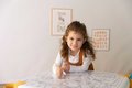 Kreatívny stôl pre deti na kreslenie Kid Creative Table Smoby s 3 odkladacími priestormi 11 doplnkov s fixkami a obrázkami 70*70*47 cm od 24 mes
