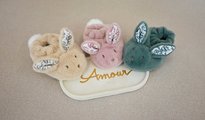 Darčeková sada pre bábätko Slipper Gift Set Beige Lapin Doudou et Compagnie papučky a zajačik na maznanie béžová 15 cm v darčekovom balení od 0 mes
