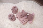Darčeková sada pre bábätko Slipper Gift Set Pink Lapin Doudou et Compagnie papučky a zajačik na maznanie ružová 15 cm v darčekovom balení od 0 mes