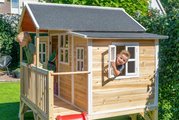 Domček cédrový na pilieroch Loft 350 Natural Exit Toys veľký s vodeodolnou strechou a šmykľavkou prírodný