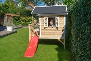 Domček cédrový na pilieroch Loft 350 Natural Exit Toys veľký s vodeodolnou strechou a šmykľavkou prírodný
