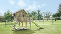 Domček cédrový na pilieroch Crooky 750 Exit Toys s verandou vodeodolnou strechou 2,28 m šmykľavkou a pieskoviskom sivo béžový