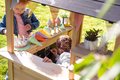 Domček cyprusový Hika Wooden Playhouse Exit Toys s tabuľou na kreslenie kriedou a koleso s 8 aktivitami od 24 mes