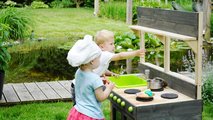 Kuchynka cédrová s tečúcou vodou Yummy 200 Outdoor Play Kitchen Exit Toys vonkajšia s rúrou na pečenie a kuchynským náradím od 24 mes