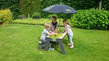 Pieskovisko cédrové stôl na vodu a piesok Aksent sand&water table Exit Toys piknikové so slnečníkom lavicou a krytom s doplnkami