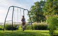 Hojdačka s 2 sedadlami Ivy duo Swing Exit Toys čierna kovová konštrukcia s ukotvením do betónu