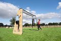 Multifunkčné fitness centrum GetSet Monkeybar MB320 Exit Toys rozšíriteľné s gymnastickými kruhmi boxovacím vrecom lezeckou stenou hojdačkou a bradlam