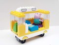 Stavebnica Peppa Pig Campervan PlayBig Bloxx BIG auto karavan s výbavou a 2 postavičky 52 dielov od 18 mes