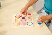 Drevená didaktická doska s kockami Montessori Touch Board Eichhorn 9 dielov s rôznym povrchom pre rozvoj hmatovej citlivosti