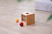 Drevený box s okienkom Montessori Box with Balls Eichhorn s 3 paličkami a 2 loptičkami pre rozvoj jemnej motoriky od 12 mes