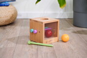 Drevený box s okienkom Montessori Box with Balls Eichhorn s 3 paličkami a 2 loptičkami pre rozvoj jemnej motoriky od 12 mes