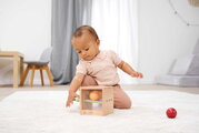 Drevený box s okienkom Montessori Box with Balls Eichhorn s 3 paličkami a 2 loptičkami pre rozvoj jemnej motoriky od 12 mes