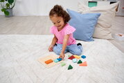Drevené vkladacie puzzle Farby a tvary Montessori Shape Puzzle Eichhorn 12 kociek rôznych tvarov od 24 mes
