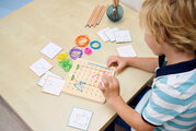 Drevená geometrická doska s klinčekmi Montessori Geo Board Eichhorn s 30 farebnými gumičkami a 24 kariet s úlohami od 4 rokov