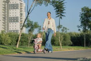 Trojkolka s vodiacou tyčou Breeze S Peach TouchSteering smarTrike s voľnobehom s košíkom na fľašku od 15 mes