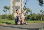 Trojkolka s vodiacou tyčou Breeze S Peach TouchSteering smarTrike s voľnobehom s košíkom na fľašku od 15 mes