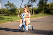 Trojkolka s vodiacou tyčou Breeze S Ocean Blue TouchSteering smarTrike s voľnobehom s košíkom na fľašku od 15 mes