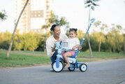 Trojkolka s vodiacou tyčou Breeze S Ocean Blue TouchSteering smarTrike s voľnobehom s košíkom na fľašku od 15 mes