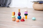 Drevené stohovateľné kocky Montessori Staple Beads Eichhorn 16 farebných dielikov