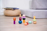 Drevené stohovateľné kocky Montessori Staple Beads Eichhorn 16 farebných dielikov