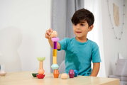Drevené stohovateľné kocky Montessori Staple Beads Eichhorn 16 farebných dielikov