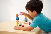 Drevené stohovateľné kocky Montessori Staple Beads Eichhorn 16 farebných dielikov