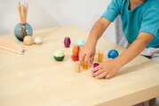 Drevené stohovateľné kocky Montessori Staple Beads Eichhorn 16 farebných dielikov