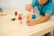 Drevené stohovateľné kocky Montessori Staple Beads Eichhorn 16 farebných dielikov