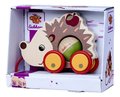 Drevené autíčko ježko so zvukom Pull Back Hedgehog Eichhorn so šnúrkou na ťahanie 16 cm od 12 mes