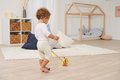 Drevené autíčko včielka Push Bee with Stick Eichhorn s vodiacou rúčkou dĺžka 50 cm od 12 mes