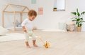 Drevené autíčko včielka Push Bee with Stick Eichhorn s vodiacou rúčkou dĺžka 50 cm od 12 mes