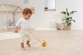 Drevené autíčko včielka Push Bee with Stick Eichhorn s vodiacou rúčkou dĺžka 50 cm od 12 mes
