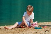 Vedro set s krhlou Strawberry Bucket Beach Écoiffier 17 cm výška 6 dielov s lopatkou hrabličkami a formičkou od 18 mes