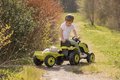 Traktor na šľapanie a príves Farmer XL GreenTractor+Trailer Smoby zelený s polohovateľným sedadlom a so zvukom 142 cm