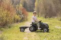 Traktor na šľapanie a príves Farmer XL Black Tractor+Trailer Smoby čierny s polohovateľným sedadlom a so zvukom 142 cm