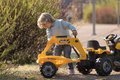 Traktor na šliapanie s nakladačom a bagrom Builder Max Tractor+Trailer Smoby s polohovateľným sedadlom a so zvukom 182 cm