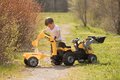 Traktor na šliapanie s nakladačom a bagrom Builder Max Tractor+Trailer Smoby s polohovateľným sedadlom a so zvukom 182 cm