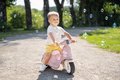 Odrážadlo motorka s reflektorom Scooter Pink Smoby s gumenými kolesami ružové od 18 mes