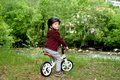 Balančné odrážadlo First Bike Smoby s ultraľahkou 2,5 kg kovovou konštrukciou a tichým chodom gumených kolies od 24 mes